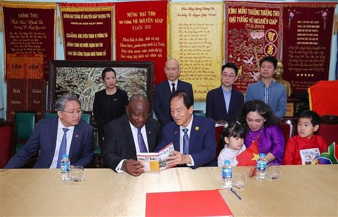 Le président sud-africain rend hommage au Général Vo Nguyen Giap à Hanoï. Photo: VNA Le président sud-africain rend hommage au Général Vo Nguyen Giap à Hanoï. Photo: VNA