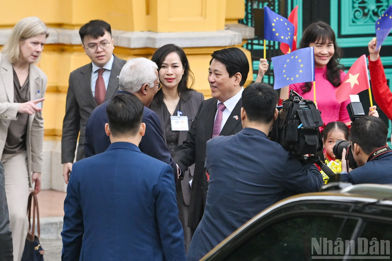 Le président Luong Cuong accueille officiellement le dirigeant européen, Antonio Costa.