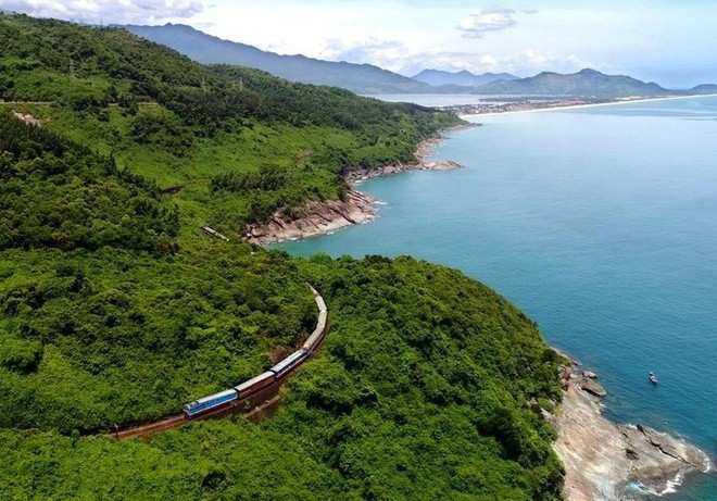 Ce n'est qu'après avoir pris place à bord du train Thông Nhât, traversant chaque gare du pays, que l'on peut véritablement saisir la beauté du Vietnam. Photo : VietnamPlus. Ce n'est qu'après avoir pris place à bord du train Thông Nhât, traversant chaque gare du pays, que l'on peut véritablement saisir la beauté du Vietnam. Photo : VietnamPlus.