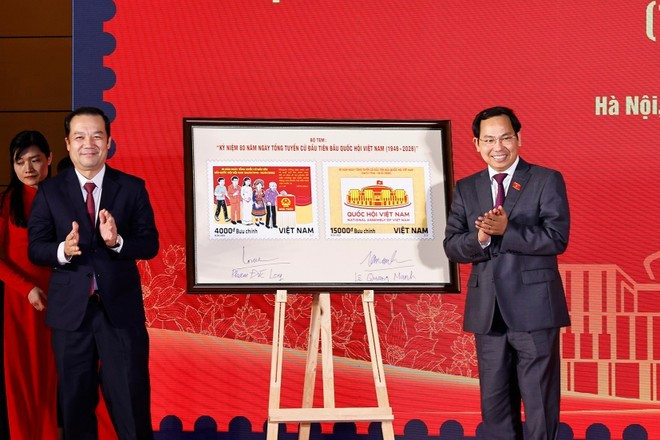 L&apos;émission d&apos;une collection de timbres commémoratifs marquant le 80e anniversaire de l&apos;organe législatif. Photo : VNA