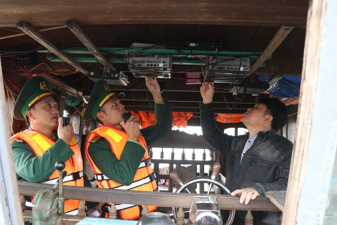Contrôle des équipements et des radios à bord des bateaux de pêche de la ville de Huê. Photo : VNA