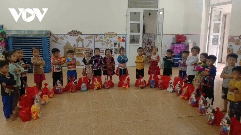 Cette action, à la fois concrète et symbolique, illustre une image familière au Vietnam : celle du soldat de la frontière, à la fois gardien de la souveraineté et grand frère protecteur des enfants des confins du pays. 4-7631.jpg