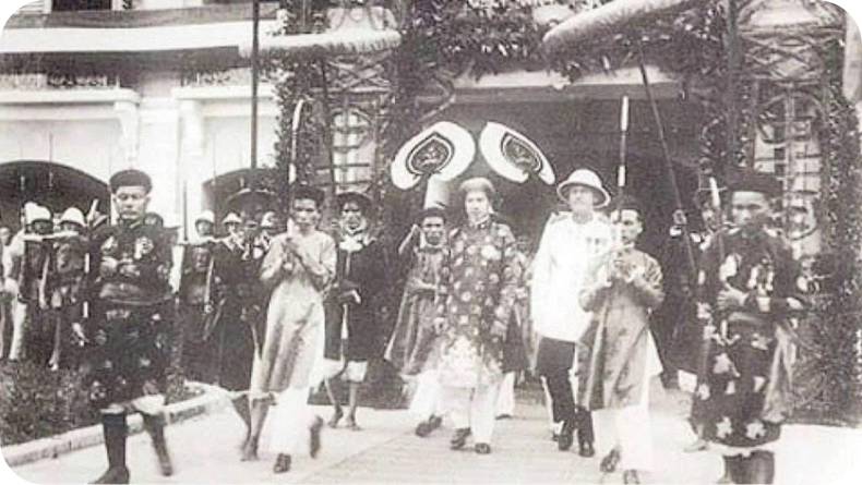 L’empereur Bao Dai, dernier souverain d’une monarchie millénaire au Vietnam, abdique dans l’après-midi du 30 août 1945, ouvrant une nouvelle page de l’histoire nationale. Photo : VNA. 3.png