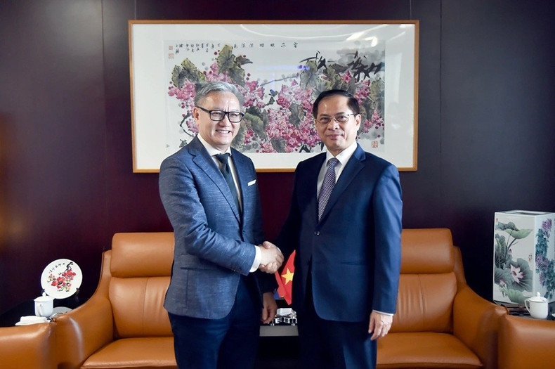 Le vice-Premier ministre et ministre des affaires étrangères Bui Thanh Son rencontre le chef de la diplomatie laotien. Photo : VOV. b.jpg