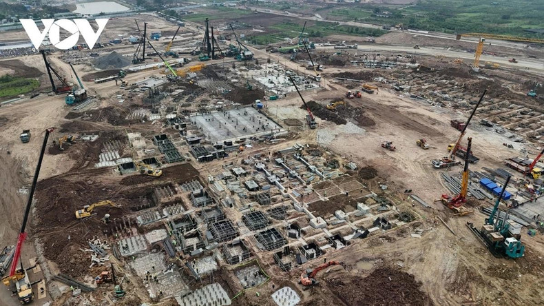 Sur le site, des centaines d’équipements spécialisés fonctionnent en continu. Profitant d’un terrain entièrement libéré, le maître d’ouvrage concentre actuellement ses efforts sur les travaux de fondation, étape clé avant la mise en place des infrastructures techniques.