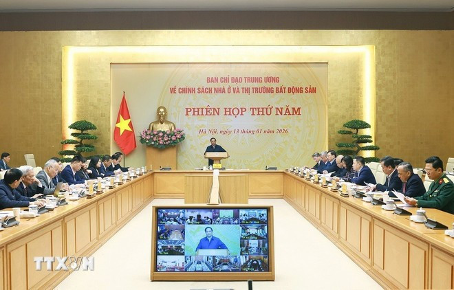 Le Premier ministre Pham Minh Chinh préside la 5e réunion de travail du Comité central de pilotage sur les politiques de logement et le marché immobilier. Photo: VNA