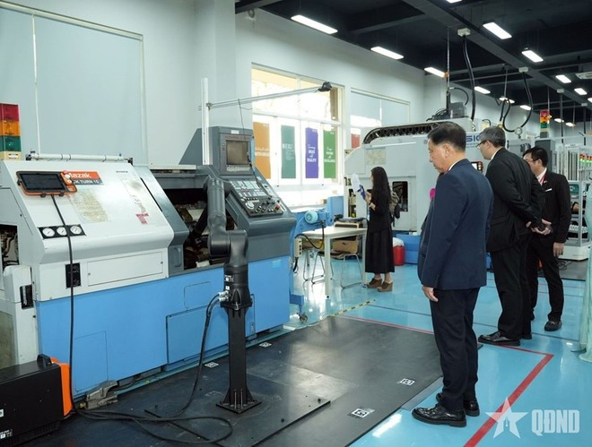 Des délégués de la diaspora visitent l’Université internationale de l’Est à l’occasion du printemps 2026. Photo : Quan doi nhan dan