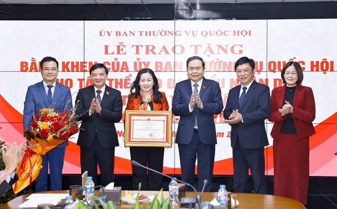 Le président de l’Assemblée nationale, Tran Thanh Man, remet un certificat de mérite du Comité permanent de l’Assemblée nationale au journal "Dai biêu Nhân dân". Photo : VNA