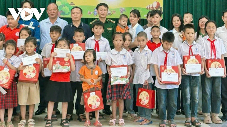 Plus au sud, à Nghi Son, le Commandement du port frontalier, en collaboration avec l’Association de protection des enfants de Thanh Hoa, la compagnie pétrochimique Nghi Son et les autorités locales, a organisé une fête de la mi-automne pour les enfants issus de milieux défavorisés. Les cadeaux, modestes, mais chargés d’affection, traduisent le lien fort entre l’armée et la population, entre devoir et humanité. 6.jpg