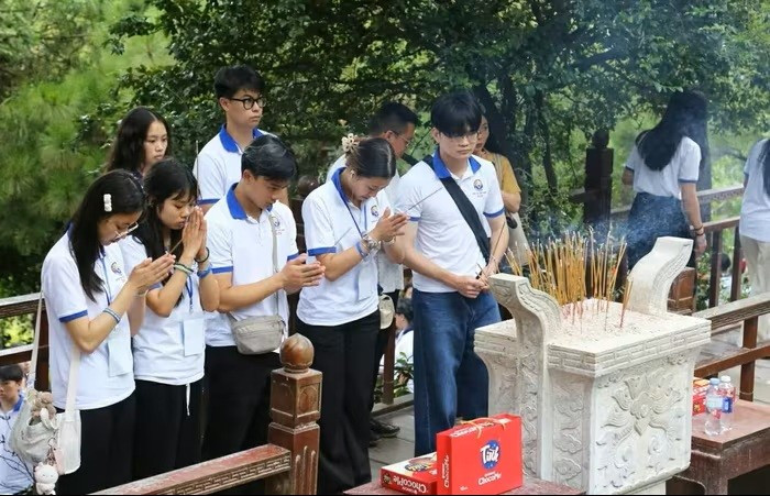 Les jeunes Vietnamiens résidant à l'étranger participant au Camp d’été Vietnam 2025 rendent un hommage solennel au général Vo Nguyen Giap. Photo : Thanh Long. b.jpg