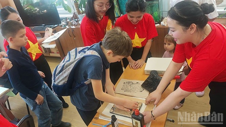 De jeunes « petits artisans » ont eux-mêmes imprimé des estampes de Dong Ho lors de la « Journée de la culture vietnamienne ». d.jpg