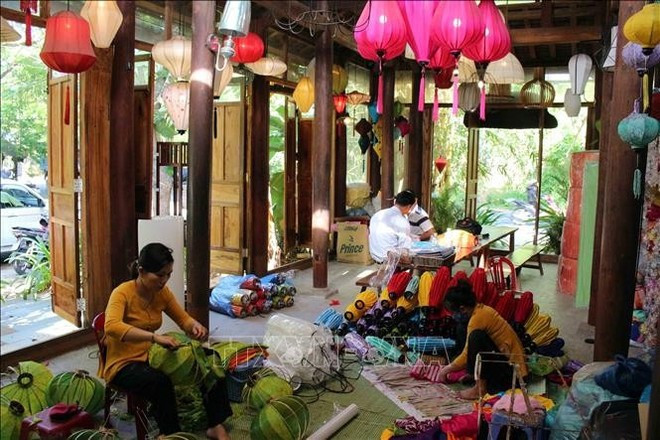 Production de lanternes dans la vieille ville de Hoi An. Photo : VNA. Production de lanternes dans la vieille ville de Hoi An. Photo : VNA.