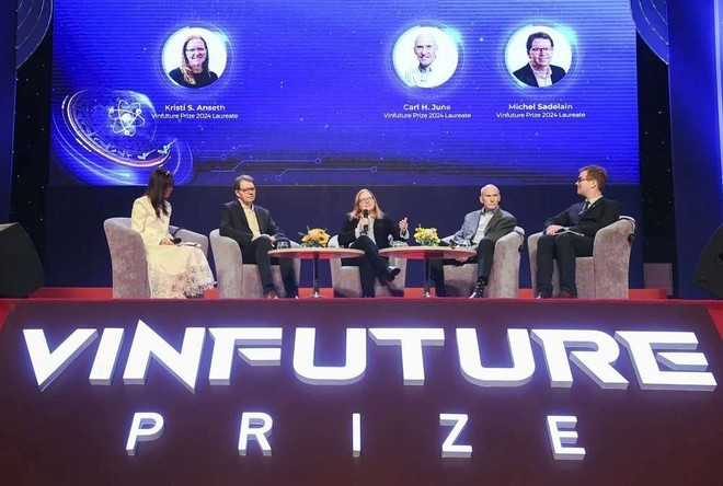 Des lauréats du Prix VinFuture 2024 lors d&apos;une échange avec des étudiants et jeunes scientifiques vietnamiens. Photo: VNA
