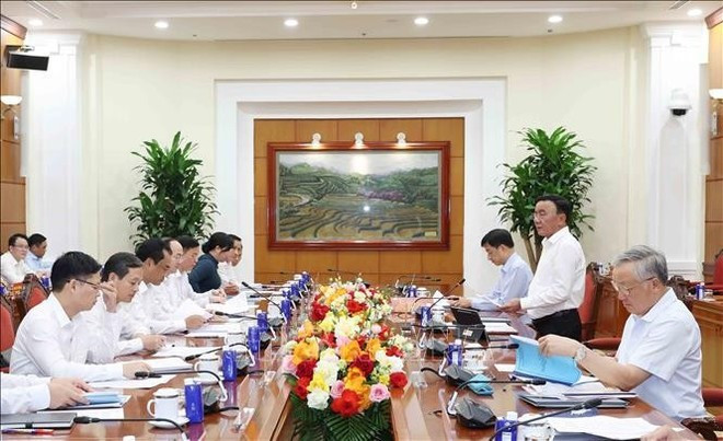 Séance de travail du Bureau politique avec la permanence du Comité provincial du Parti de Thai Nguyen. Photo: VNA Séance de travail du Bureau politique avec la permanence du Comité provincial du Parti de Thai Nguyen. Photo: VNA