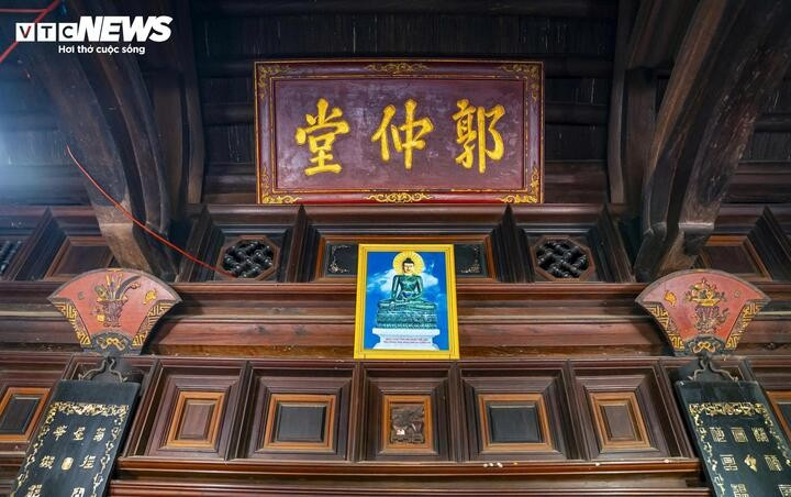 Le bois assombri ajoute à la gravité des lieux, une atmosphère que ne sauraient reproduire les constructions en béton modernes.