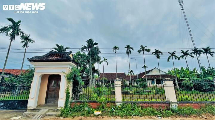 Les premières habitations, construites lors de la fondation du village, entourées de palmiers et de bananiers, ressemblent à des fragments intacts d’un passé rural. Elles perpétuent silencieusement les traditions familiales et l'esprit des habitants originaires de l’ancien Binh Dinh.