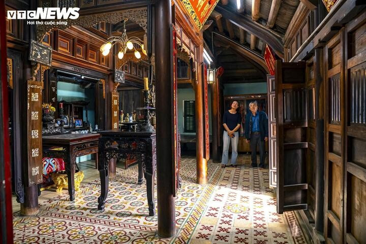 Ce qui surprend le plus, c’est la charpente en bois massif, assemblée sans aucun clou de fer. Les poutres, piliers et traverses sont minutieusement reliés par des tenons et mortaises, témoignant d’un savoir-faire artisanal d’exception.