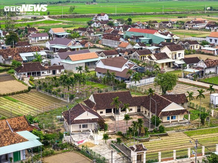 Sans ornementation superflue, ces maisons dégagent une beauté sobre et harmonieuse. Elles sont à la fois lieux de culte des ancêtres et espaces de vie familiaux, avec des vérandas ouvertes sur des cours traditionnelles, liées à l’agriculture.