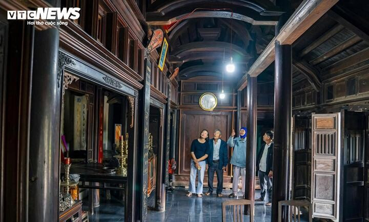 Toutes sont construites en bois précieux, soigneusement sélectionné par les anciens pour sa résistance au climat, assurant ainsi leur longévité remarquable.