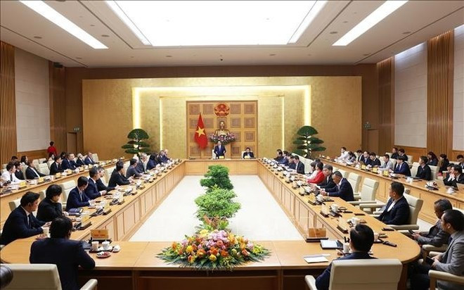Le Premier ministre Pham Minh Chinh reçoivent une délégation de dirigeants de l’Association mondiale des semi-conducteurs et de grandes entreprises du secteur, en visite de travail au Vietnam. Photo : VNA