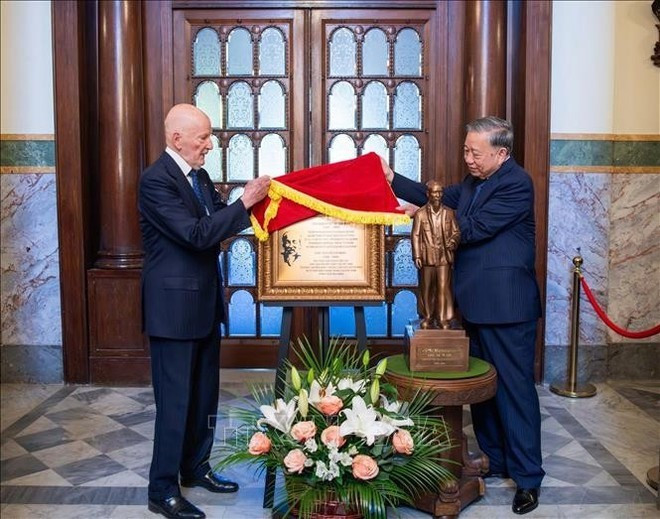 Le secrétaire général To Lam remet la plaque à l’ancien roi Siméon de Saxe-Cobourg-Gotha. Photo : VNA Le secrétaire général To Lam remet la plaque à l’ancien roi Siméon de Saxe-Cobourg-Gotha. Photo : VNA