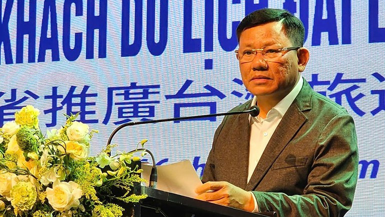 Le dirigeant de la province de Thanh Hoa prend la parole lors de la conférence. a3.jpg
