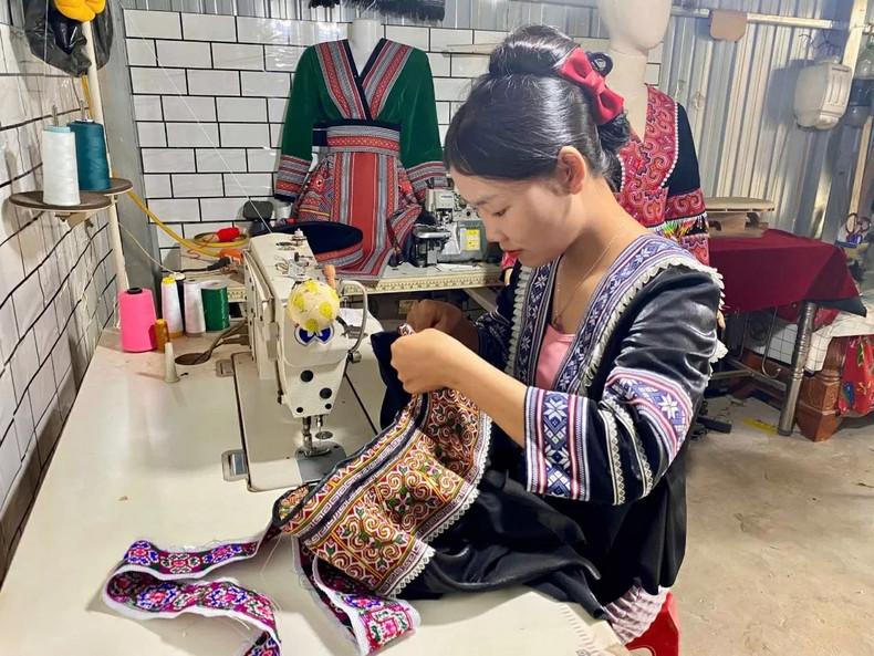 Les mains habiles de Giang Thi Pang tissent des vêtements empreints d’une forte identité H’Mông. Photo : Xuan Son 1.jpg