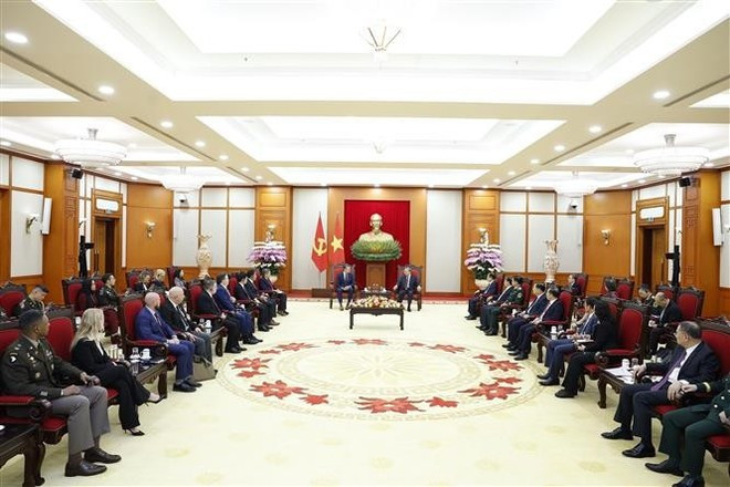 Le secrétaire général du Parti To Lam reçoit à Hanoi le secrétaire américain à la Guerre, Pete Hegseth, à l’occasion de sa visite officielle au Vietnam. Photo: VNA
