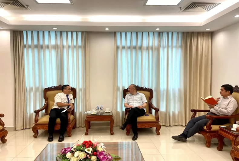 Des représentants de HUSTA en réunion avec le Comité d’État chargé des Vietnamiens de l’étranger. d.png