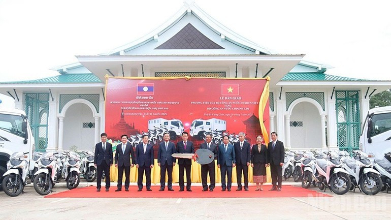 Remise d’équipements spécialisés pour soutenir les forces de sécurité lao dans l’accomplissement de leurs missions. Photo : HAI TIEN. 2.jpg