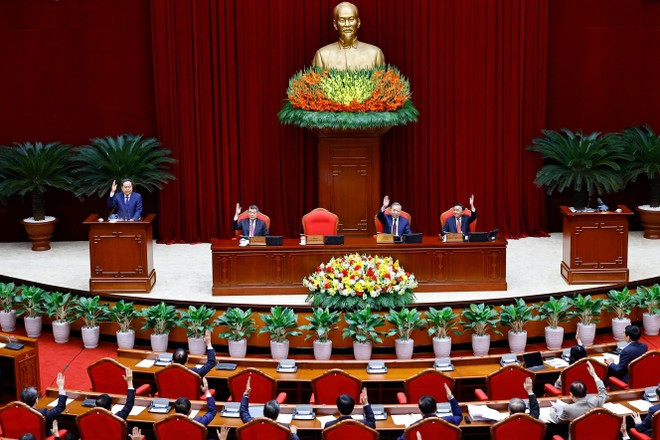 Les délégués ont voté pour adopter la résolution du 2e Plénum du Comité central du Parti communiste du Vietnam. Photo: VNA