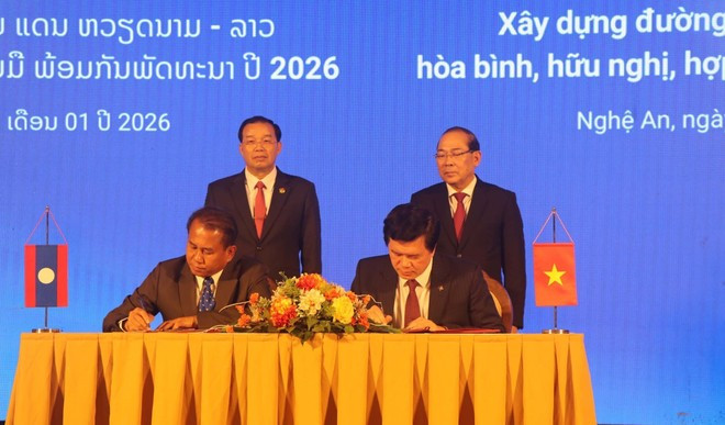 Signature du protocole d'accord sur l'émulation 2026 des provinces limitrophes du Vietnam et du Laos . Photo : VNA