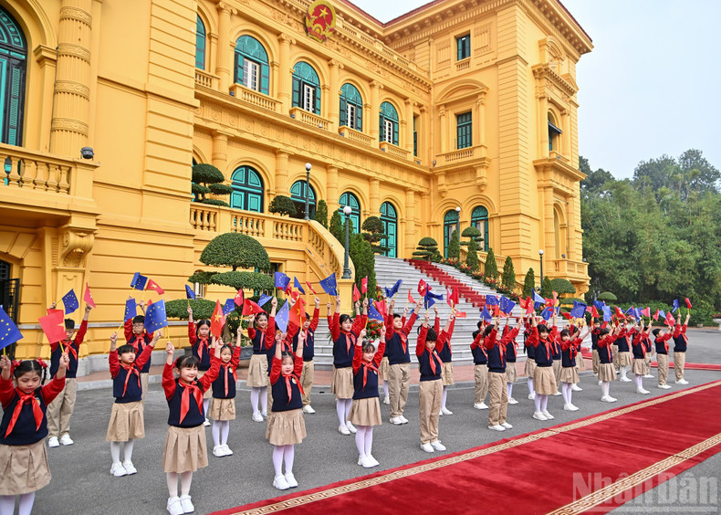 Des enfants de Hanoï saluent le président Luong Cuong et le président du Conseil européen Antonio Costa.