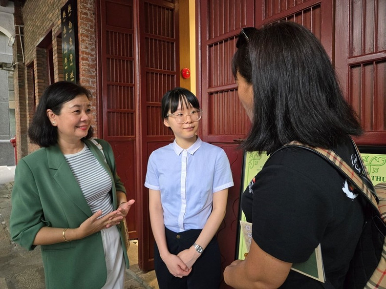 Mme Huang Huan (au centre), responsable du site historique du siège de l’Association de la Jeunesse révolutionnaire du Vietnam, maison no 13 (aujourd’hui no 248-250), rue Wenming, Canton, échange avec les membres de la délégation de l’Association des journalistes du Vietnam, juin 2025. Photo : QDND. 3.jpg