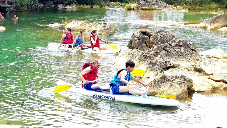 Les visiteurs s’adonnent avec plaisir au paddle sur le ruisseau Nuoc Lanh. 3-3131.jpg