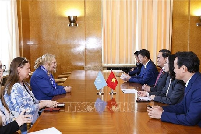 Le président de l’Assemblée nationale du Vietnam, Tran Thanh Man rencontre la directrice générale de l’Office des Nations Unies à Genève, Tatiana Valovaya. Photo : VNA. Le président de l’Assemblée nationale du Vietnam, Tran Thanh Man rencontre la directrice générale de l’Office des Nations Unies à Genève, Tatiana Valovaya. Photo : VNA.