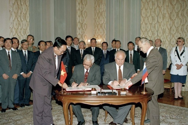 Signature du Traité sur les principes fondamentaux des relations d'amitié entre le Vietnam et la Russie. Photo: VNA Signature du Traité sur les principes fondamentaux des relations d'amitié entre le Vietnam et la Russie. Photo: VNA