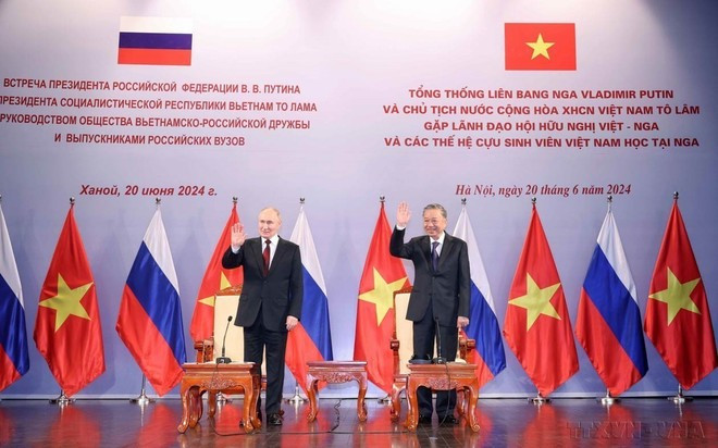 Le président vietnamien To Lam (droite) et son homologue russe Vladimir Poutine ont rencontré en juin 2024 à Hanoï des responsables de l'Association d'amitié Vietnam-Russie et des générations d'anciens étudiants vietnamiens en Russie. Photo: VNA Le président vietnamien To Lam (droite) et son homologue russe Vladimir Poutine ont rencontré en juin 2024 à Hanoï des responsables de l'Association d'amitié Vietnam-Russie et des générations d'anciens étudiants vietnamiens en Russie. Photo: VNA