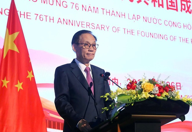 Le secrétaire du Comité central du Parti et ministre par intérim des Affaires étrangères, Le Hoai Trung au banquet donné par l’ambassade de Chine au Vietnam, à l’occasion du 76e anniversaire de la Fête nationale de Chine. Photo : VNA. Le secrétaire du Comité central du Parti et ministre par intérim des Affaires étrangères, Le Hoai Trung au banquet donné par l’ambassade de Chine au Vietnam, à l’occasion du 76e anniversaire de la Fête nationale de Chine. Photo : VNA.
