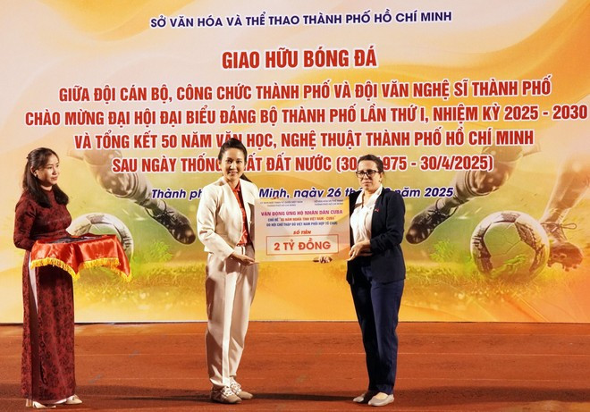 les organisateurs ont remis 2 milliards de dôngs (76 900 dollars), collectés auprès des joueurs, des entreprises et des supporters, à Ariadne Feo Labrada, consule générale de Cuba à Ho Chi Minh-Ville, en signe de solidarité avec le peuple cubain. Photo : VNA. les organisateurs ont remis 2 milliards de dôngs (76 900 dollars), collectés auprès des joueurs, des entreprises et des supporters, à Ariadne Feo Labrada, consule générale de Cuba à Ho Chi Minh-Ville, en signe de solidarité avec le peuple cubain. Photo : VNA.