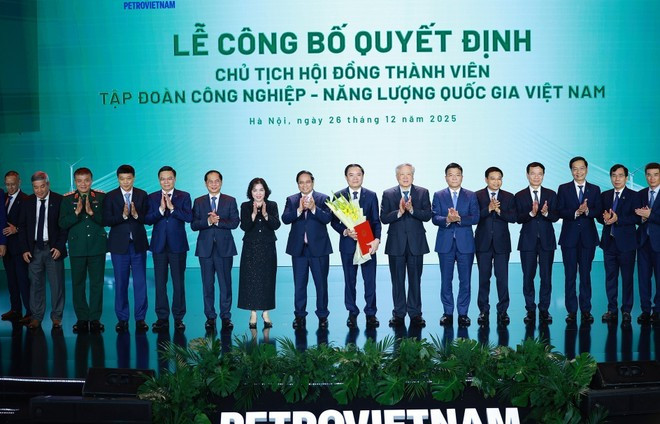 Le Premier ministre remet la décision nommant Le Ngoc Son, directeur général de Petrovietnam, au poste de président du Conseil des membres de Petrovietnam. Photo : VNA