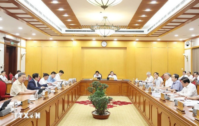 Vue d’ensemble de la réunion du Politburo et du Secrétariat du Comité central du Parti, le 4 juillet, consacrée à la mise en œuvre des résolutions et conclusions concernant la réorganisation des unités administratives. Photo : VNA. Vue d’ensemble de la réunion du Politburo et du Secrétariat du Comité central du Parti, le 4 juillet, consacrée à la mise en œuvre des résolutions et conclusions concernant la réorganisation des unités administratives. Photo : VNA.