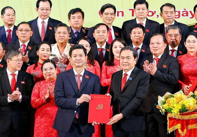 Le président de l'Assemblée nationale, Tran Thanh Man, remet la décision du Bureau politique de nommer Le Quang Tung secrétaire du Comité du Parti de la ville de Can Tho pour la période 2025-2030. Photo : VNA. Le président de l'Assemblée nationale, Tran Thanh Man, remet la décision du Bureau politique de nommer Le Quang Tung secrétaire du Comité du Parti de la ville de Can Tho pour la période 2025-2030. Photo : VNA.