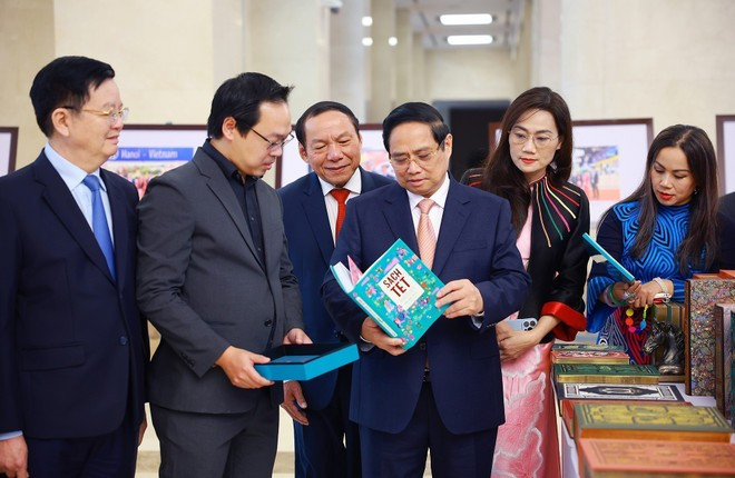 Le Premier ministre Pham Minh Chinh visite une exposition présentant des produits des secteurs de la culture, du sport et du tourisme. Photo : VNA.