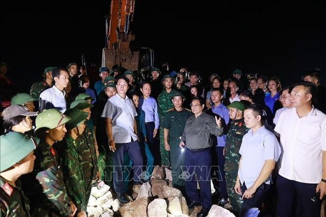 Inspectant les brèches de la digue maritime Hai Thinh III, il a salué la réaction rapide de Ninh Binh, la mobilisation de l’armée, des jeunes, des femmes et des habitants pour protéger la digue et évacuer 2.000 familles en sécurité. Photo : VNA Inspectant les brèches de la digue maritime Hai Thinh III, il a salué la réaction rapide de Ninh Binh, la mobilisation de l’armée, des jeunes, des femmes et des habitants pour protéger la digue et évacuer 2.000 familles en sécurité. Photo : VNA