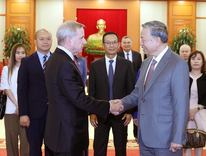 To Lam a appelé à un renforcement du transfert de technologies et de la coopération avec les entreprises vietnamiennes pour favoriser le développement des ressources humaines et l’intégration à la chaîne de valeur mondiale. Photo: VNA To Lam a appelé à un renforcement du transfert de technologies et de la coopération avec les entreprises vietnamiennes pour favoriser le développement des ressources humaines et l’intégration à la chaîne de valeur mondiale. Photo: VNA