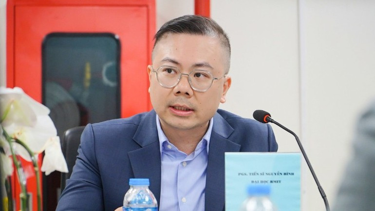 Professeur associé Nguyen Binh (Université RMIT) lors du séminaire. c.jpg