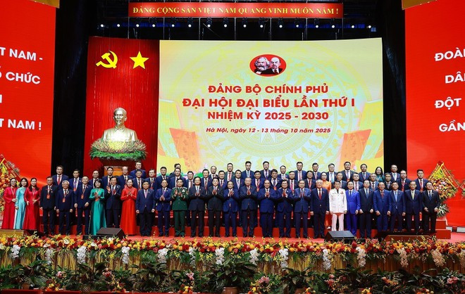 Le secrétaire général To Lam, les dirigeants du Parti et de l'État, les délégués présents au premier Congrès de l'organisation du Parti du gouvernement. Photo : VNA Le secrétaire général To Lam, les dirigeants du Parti et de l'État, les délégués présents au premier Congrès de l'organisation du Parti du gouvernement. Photo : VNA