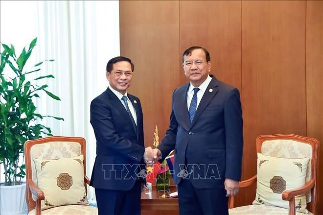 Bui Thanh Son (gauche) et Prak Sokhonn. Photo : VNA. Bui Thanh Son (gauche) et Prak Sokhonn. Photo : VNA.