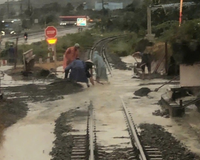Une portion de voie ferrée inondée, créant des risques pour la sécurité dans la commune de Nam Cam Ranh. Photo : VNA